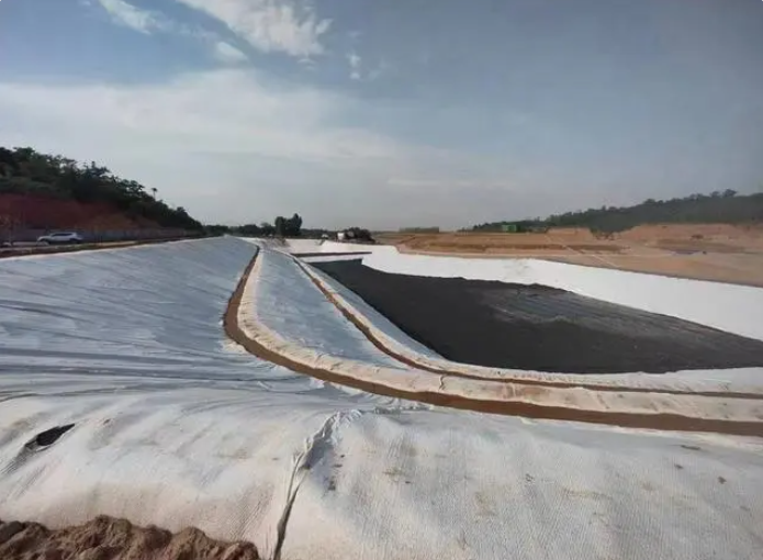 GCL膨潤土防水毯用于垃圾填埋場